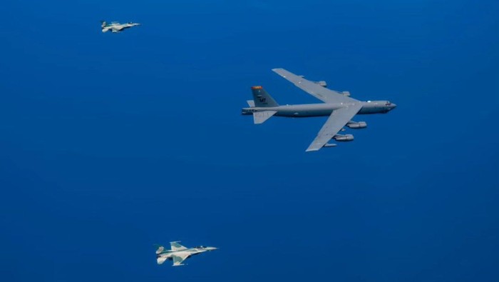 dua pesawat pengebom milik Angkatan Udara AS