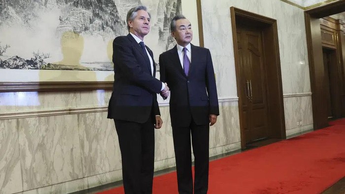 Menlu AS Antony Blinken saat bertemu diplomat top China Wang Yi di Beijing bulan lalu