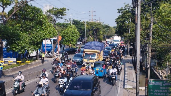 Jalan Daan Mogot Jakbar macet pagi ini