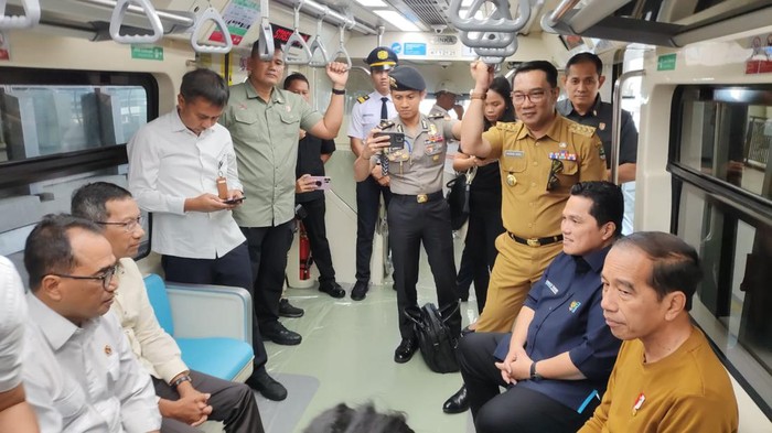 Jokowi dan rombongan jajal LRT Jabodetabek