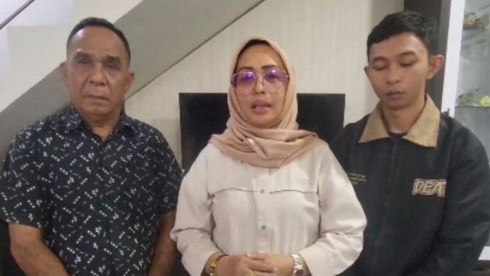 Ketua DPRD Ambon Elly Toisuta (tengah)