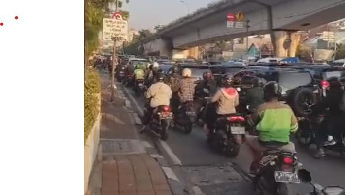 Lalu Lintas di Jl Letjen R Suprapto Arah Senen Jakpus Macet