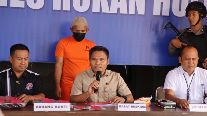 Polisi menangkap guru yang memperkosa siswinya di Rokan Hulu Riau