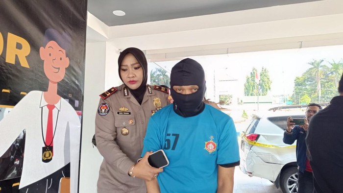 Pria inisial YP ditangkap usai merusak 2 mobil di Stadion Pakansari Bogor