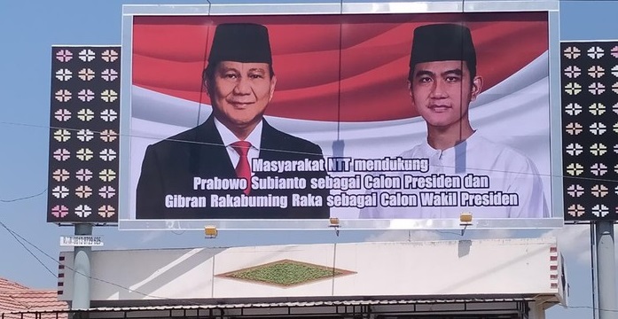 baliho bergambar prabowo gibran di labuan bajo manggarai barat