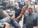 Kuncoro Wibowo berkemeja abu-abu