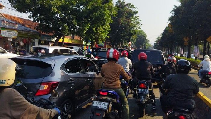 Lalin Warung Jati Arah Mampang Macet, ada pemotor terobos Jalur Buswayy