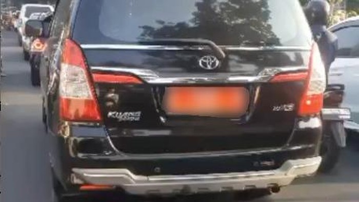 Video menggambarkan mobil berpelat merah dan dinarasikan sebagai pelaku tabrak lari viral
