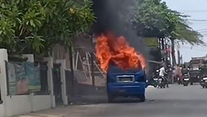 Angkot Terbakar di Jalan Parung Bogor