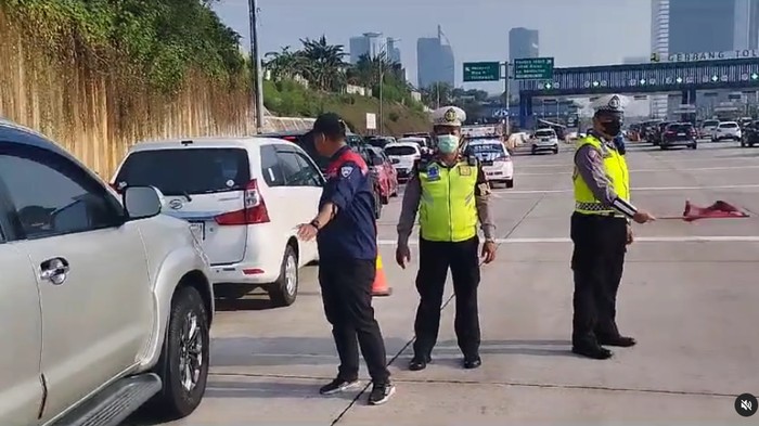 Arus Lalin Exit Tol GT Cilandak Menuju Antasari Macet 1 Km