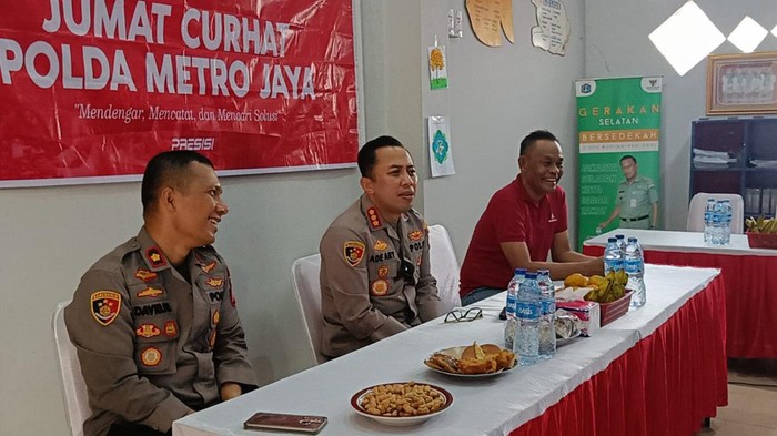 Kapolres Jaksel Kombes Ade Ary Syam Indradi mendengarkan keluhan warga teerkait marak curanmor di Pasar Minggu