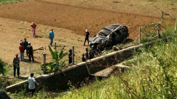 Mobil Pajero kecelakaan di Tol Bocimi hingga terjun ke perkebunan di Cigombong, Kabupaten Bogor