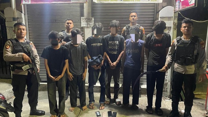 Polisi menangkap rombongan pemuda yang konvoi bersenjata diduga hendak tawuran di Manggarai