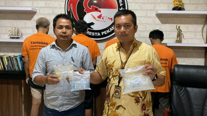 Polresta Pekanbaru menunjukan barang bukti narkoba dari penggerebekan