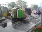 Truk Terguling - BBM Tumpah di Jalan Layang Pancoran Jaksel lalin macet