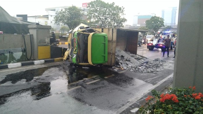 Truk Terguling - BBM Tumpah di Jalan Layang Pancoran Jaksel lalin macet