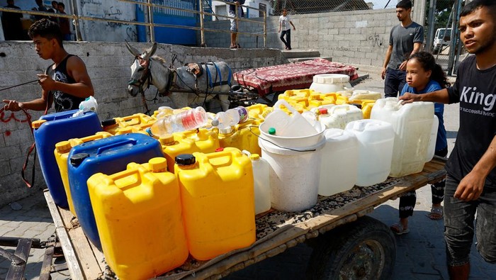 Warga Gaza mengantre untuk mendapatkan pasokan air di tengah pengepungan oleh Israel