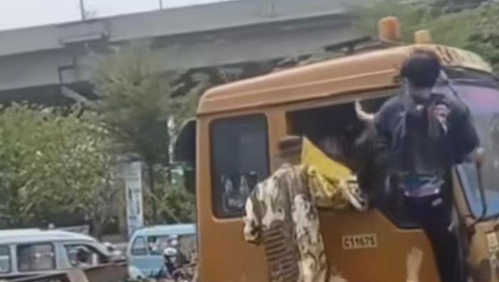 Tangkapan layar video viral sopir truk
