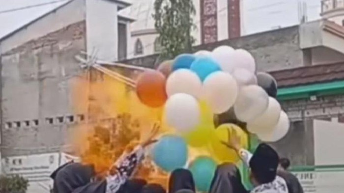 Balon meledak saat perayaan hari guru di Bekasi