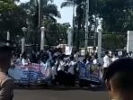 Masa demo di depan DPR RI senin 6 November 2023