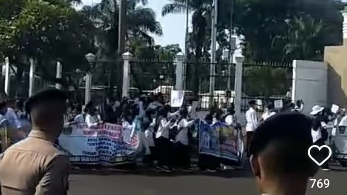 Masa demo di depan DPR RI senin 6 November 2023