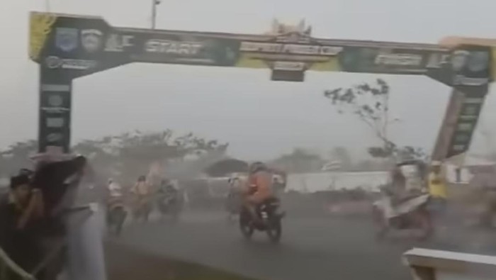 foto Gerbang start Road Race Bupati Cup Paser ambruk timpa pembalap