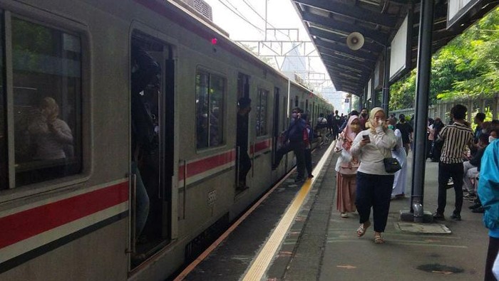 ilustrasi suasana stasiun ilustrasi suasana stasiun