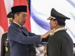 Prabowo saat menerima penghargaan Jenderal dari Pesiden RI Jokowi