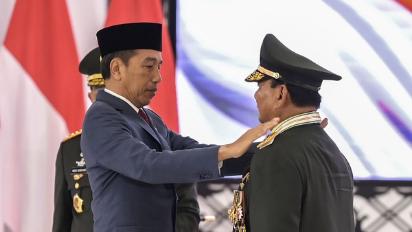 Prabowo saat menerima penghargaan Jenderal dari Pesiden RI Jokowi