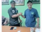 Edy Koeswanto (kiri) Bersalaman dengan Joni (kanan) selaku Ketua Plt Pokja PWI Jakarta Selatan.
