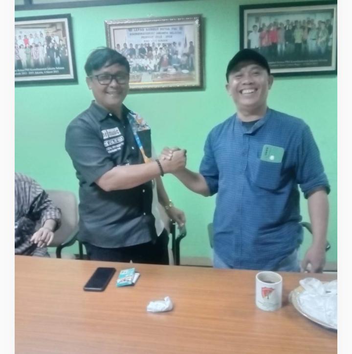 Edy Koeswanto (kiri) Bersalaman dengan Joni (kanan) selaku Ketua Plt Pokja PWI Jakarta Selatan.