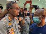Kapolres Metro Jakarta Timur Kombes Nicolas Ary Lilipaly bersama dengan Indra Jaya pelaku penyanderaan bocah di Pejaten