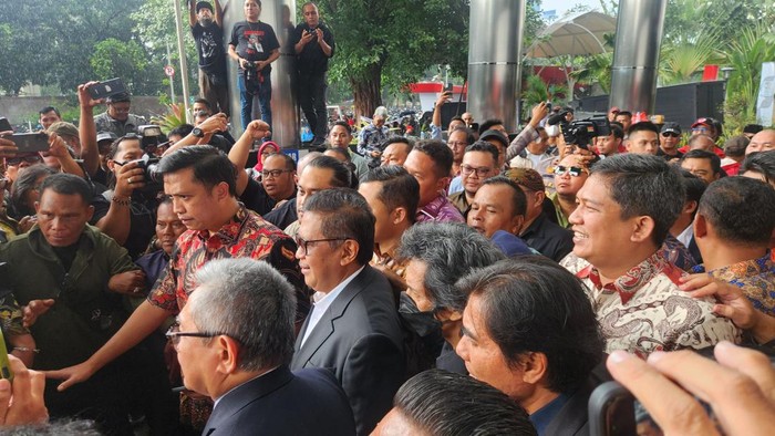 Hasto keluar dari gedung KPK