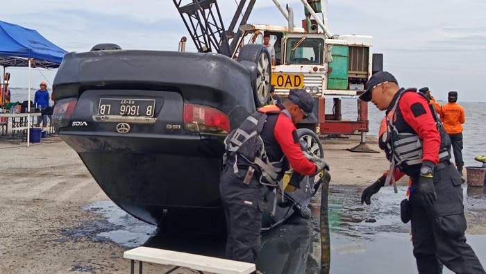 Mobil pensiunan TNI Brigjen (Purn) Hendrawan Ostevan yang tercebur di perairan Marunda Jakut ditemukan