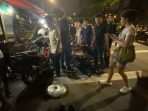 Pengendara Toyota Raize tabrak 3 motor warung kelontong dan gerobak sate di patal senayan