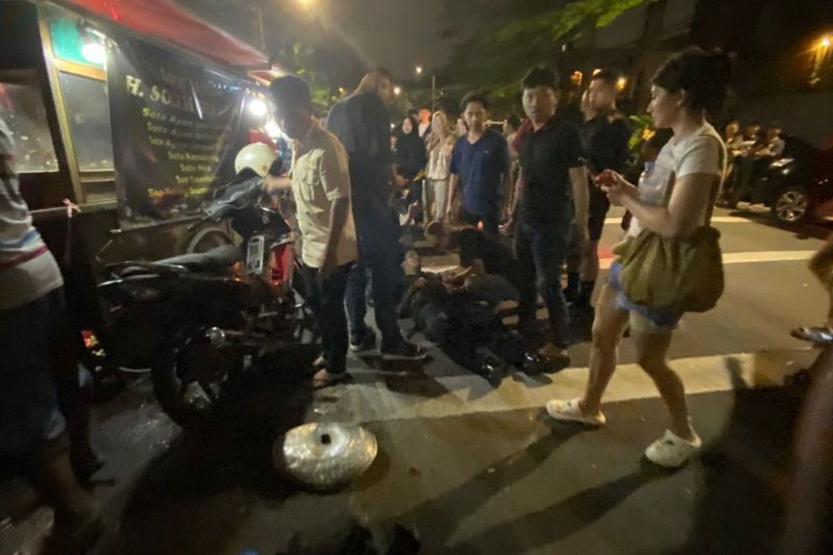 Pengendara Toyota Raize tabrak 3 motor warung kelontong dan gerobak sate di patal senayan