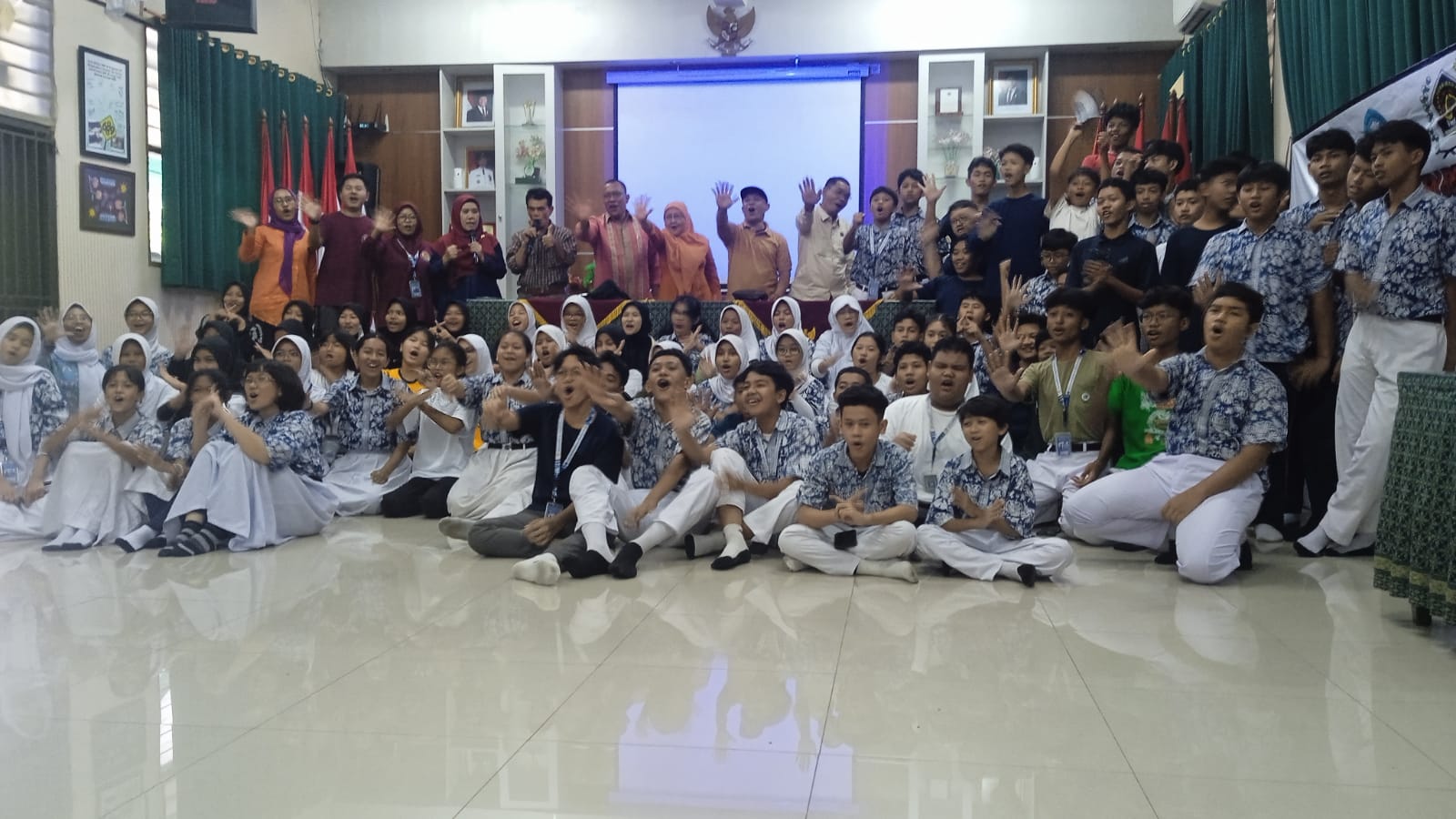 Dalam rangka pencegahan dan penyalahgunaan Narkotika, Psikotropika dan bahan adiktif lainya (Narkoba) ratusan peserta didik Sekolah Menengah Pertama SMP Negeri 68 Jakarta mengikuti dialog interaktif.