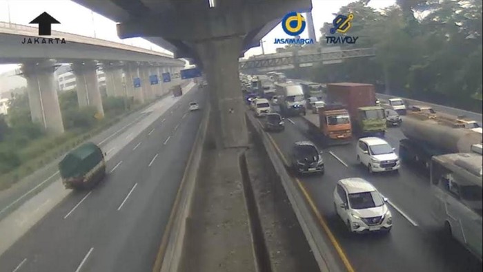Kondisi lalu lintas di Tol Jakarta Cikampek Km27