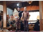 Rektor Unindra Prof. DR. H. Sumaryoto bersama dalang milenial Ki Herjuno Pramariza Fadhlansyah