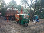 Armada Truk sedang menampung sampah dari Germor.