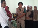 Penyerahan Al Qur'an oleh ketua tim KKN UIN CIPUTAT kepada Bpk RW beserta Ketua MUI lbu2 desa cidokom sebagai kenang2an ..