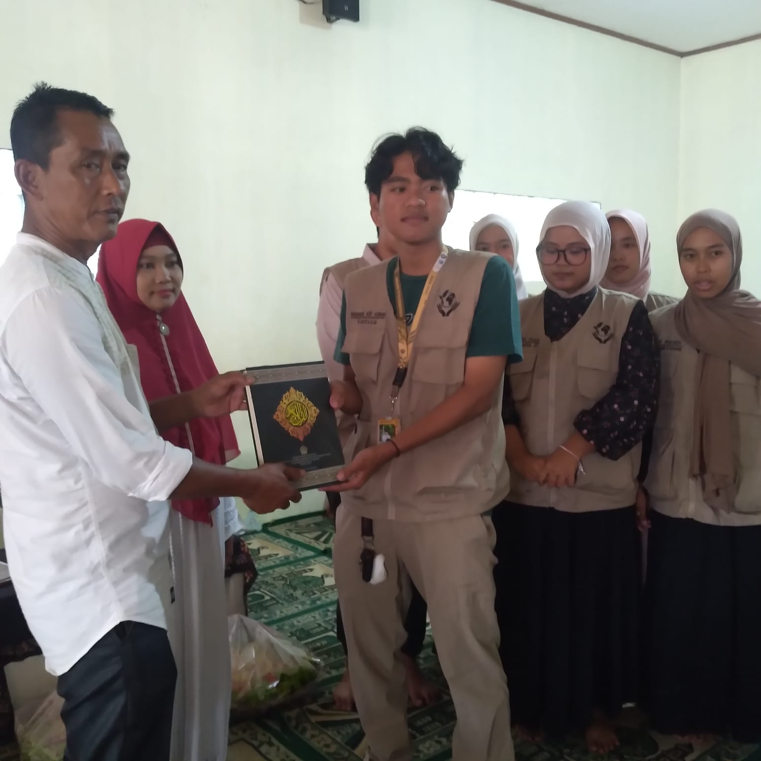 Penyerahan Al Qur'an oleh ketua tim KKN UIN CIPUTAT kepada Bpk RW beserta Ketua MUI lbu2 desa cidokom sebagai kenang2an ..