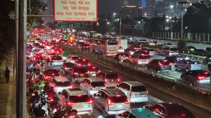 Foto Kemacetan di Jakarta malam ini kamis 25 September 2025