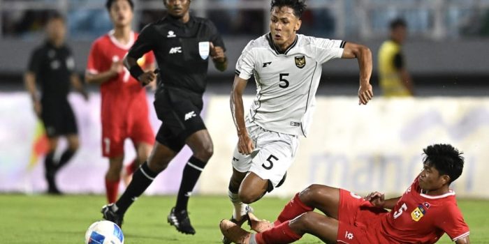 Pesepak bola Timnas U-23 Indonesia Dony Tri Pamungkas (kedua kanan) Pesepak bola Timnas U-23 Indonesia Dony Tri Pamungkas (kedua kanan)