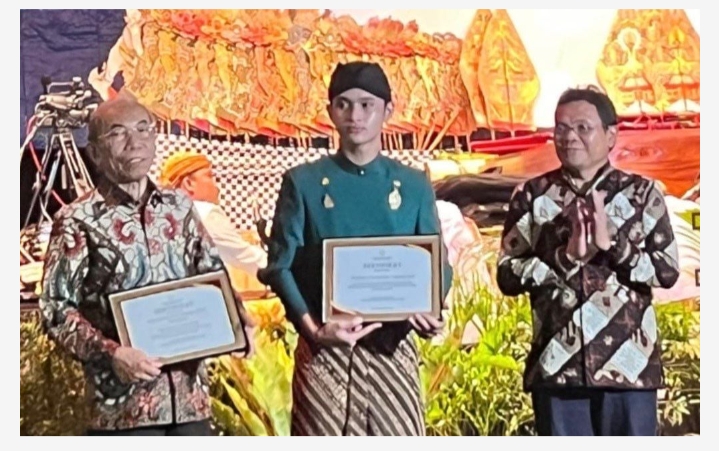 Dirjen Perlindungan Kebudayaan Tradisi, Dr. Restu Gunawan, M.Hum., memberikan sertifikat kepada Herjuno dan Rektor UNINDRA Prof. DR. H. Sumaryoto sebagai apresiasi atas kontribusi nyata dalam pelestarian dan pengembangan seni budaya Indonesia