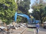 Alat berat sedang bongkar Pasar Burung Jl. Barito, Kec. Kebayoran Baru Jaksel Alat berat sedang bongkar Pasar Burung Jl. Barito, Kec. Kebayoran Baru Jaksel