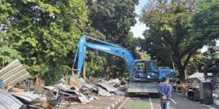 Alat berat sedang bongkar Pasar Burung Jl. Barito, Kec. Kebayoran Baru Jaksel Alat berat sedang bongkar Pasar Burung Jl. Barito, Kec. Kebayoran Baru Jaksel
