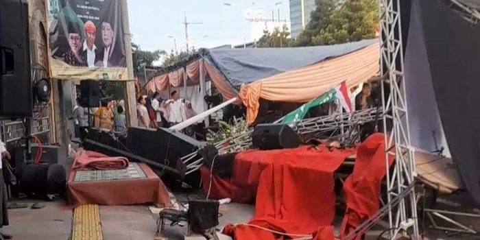 mobil tabrak tenda di Jakarta Barat