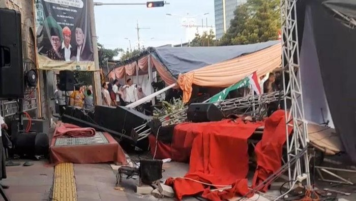 mobil tabrak tenda di Jakarta Barat