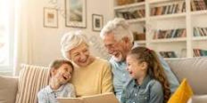 ilustrasi kakek dan nenek sedang bersama cucu-cucunya